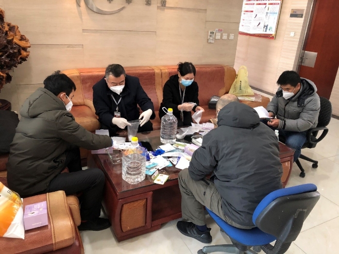 2月9日自愿者到公司为各人准备消毒用品